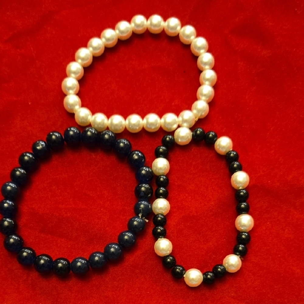 Elegant Pearl and Black Bead Bracelet Set